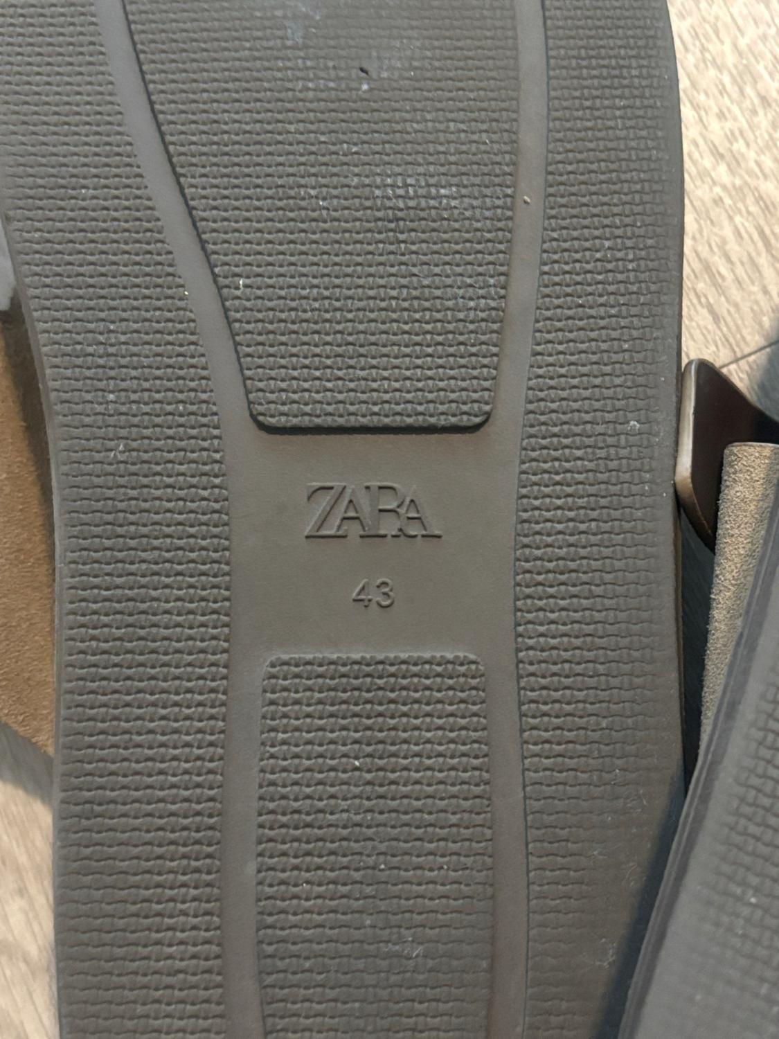 Detail of the textured insole of a brown shoe. In the center, the text ZARA and the number 43 can be read.