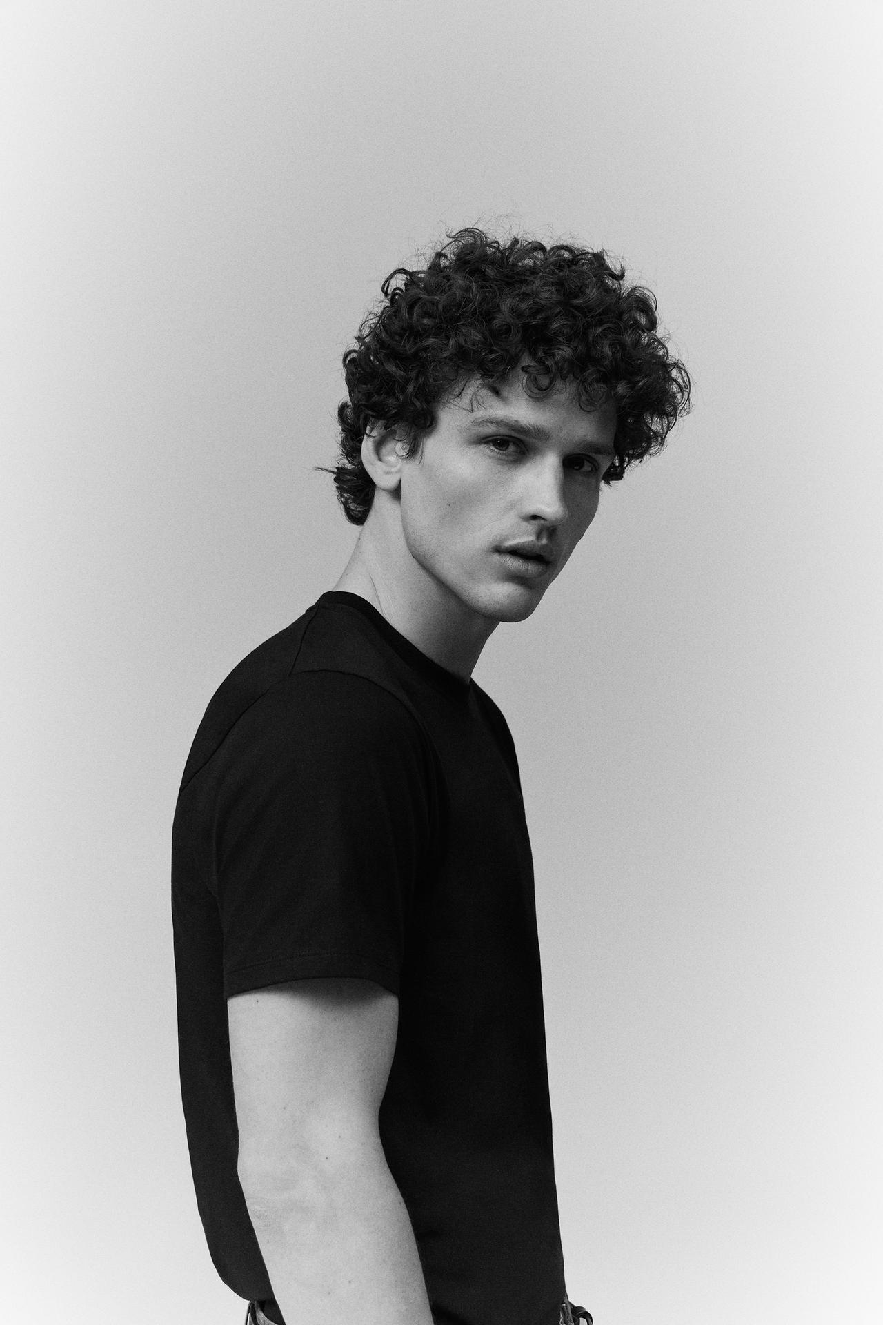 BASIC MEDIUM WEIGHT T-SHIRT - Black by Zara