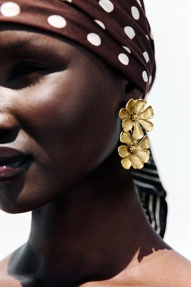 METAL FLOWER EARRINGS - Golden by Zara