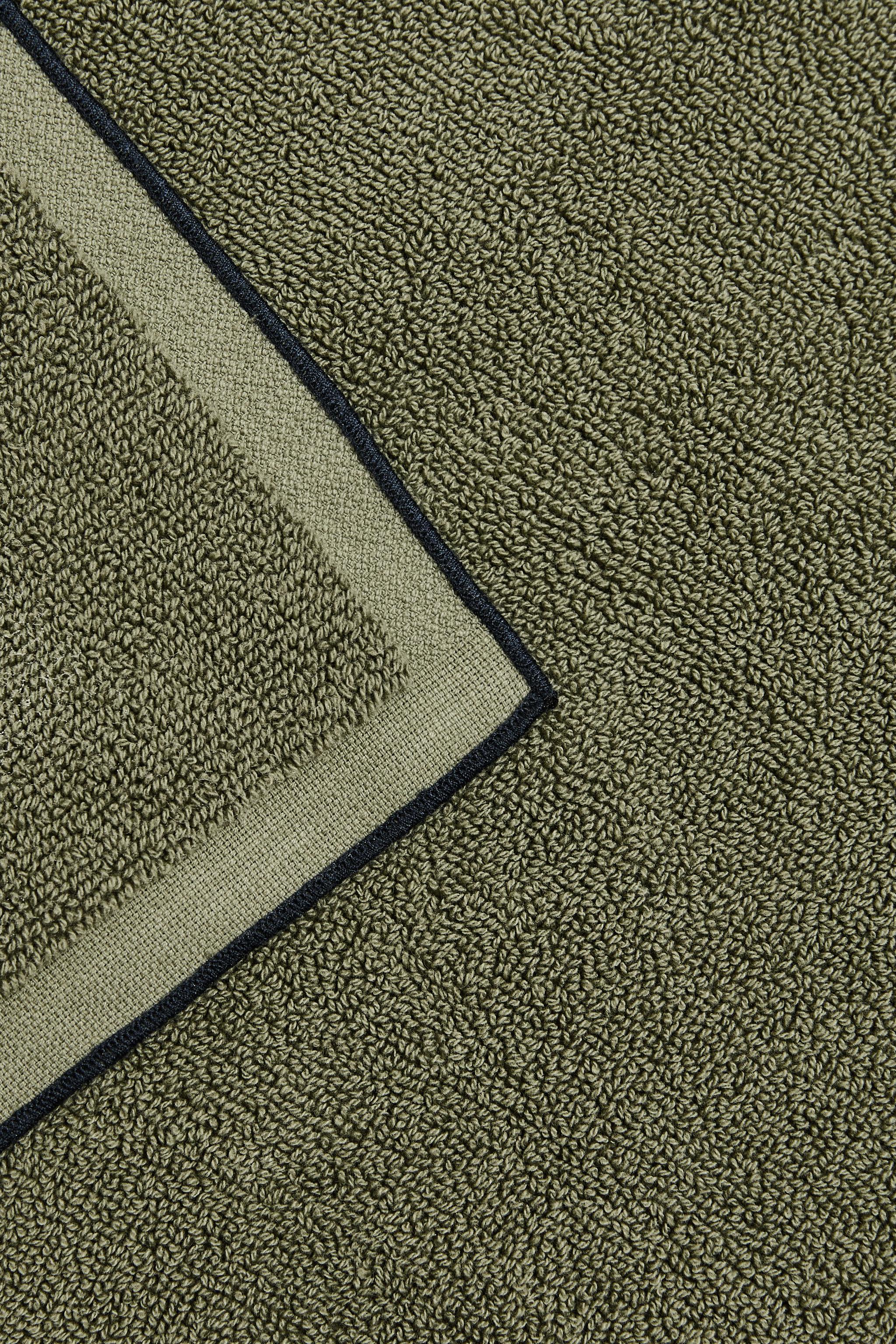CONTRAST TOPSTITCH BATH MAT