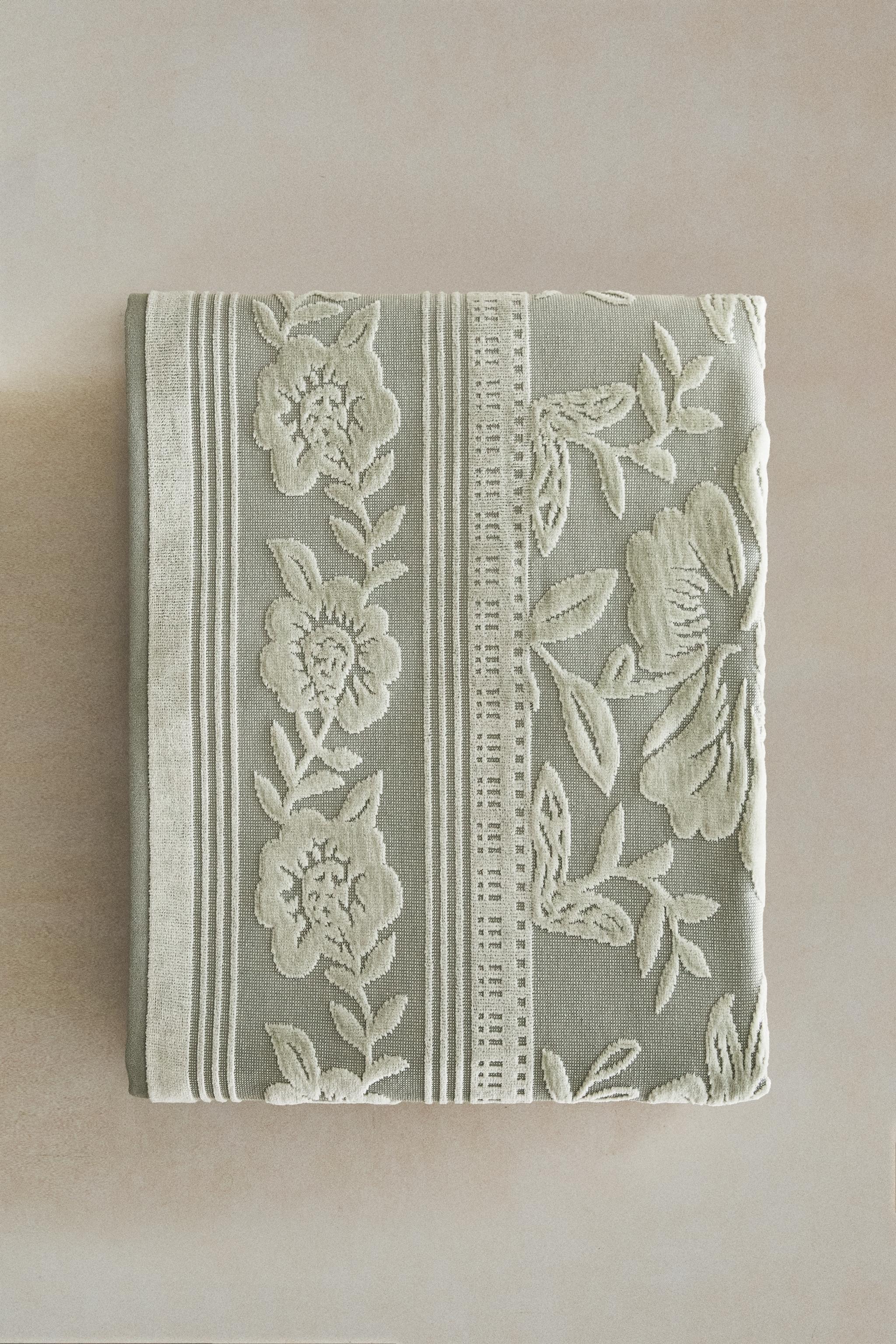 SERVIETTE DE BAIN JACQUARD VELOURS