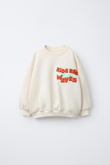 ТОЛСТОВКА С ВЫШИТОЙ НАДПИСЬЮ — ЭКРЮ от Zara