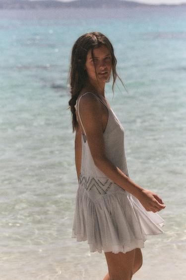 ŠIFONASTA OBLEKA Z ZAKOVICAMI IN VOLANČKI - Svetlo modra od Zare