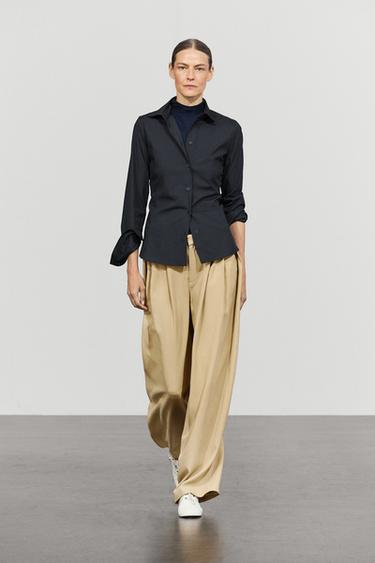 Pantalón fluido pliegues detalle botones - Beige de Zara - Imagen 0