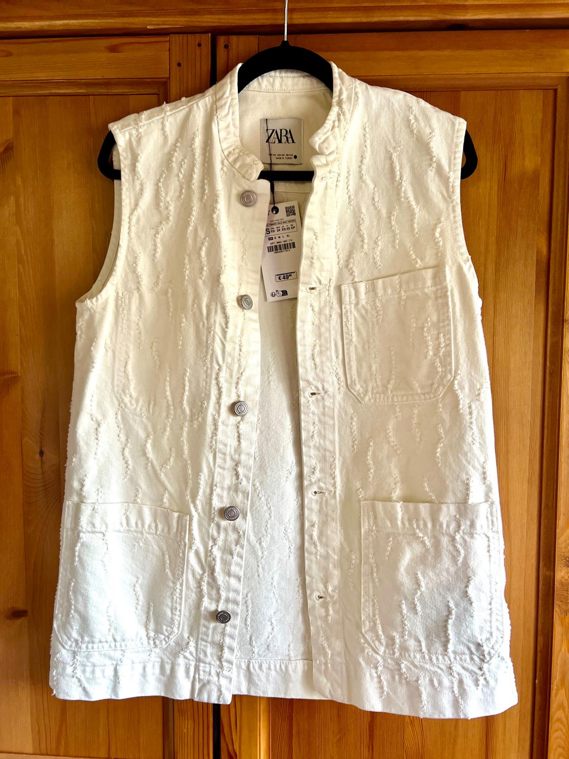 TEXTURED WAISTCOAT WITH POCKETS