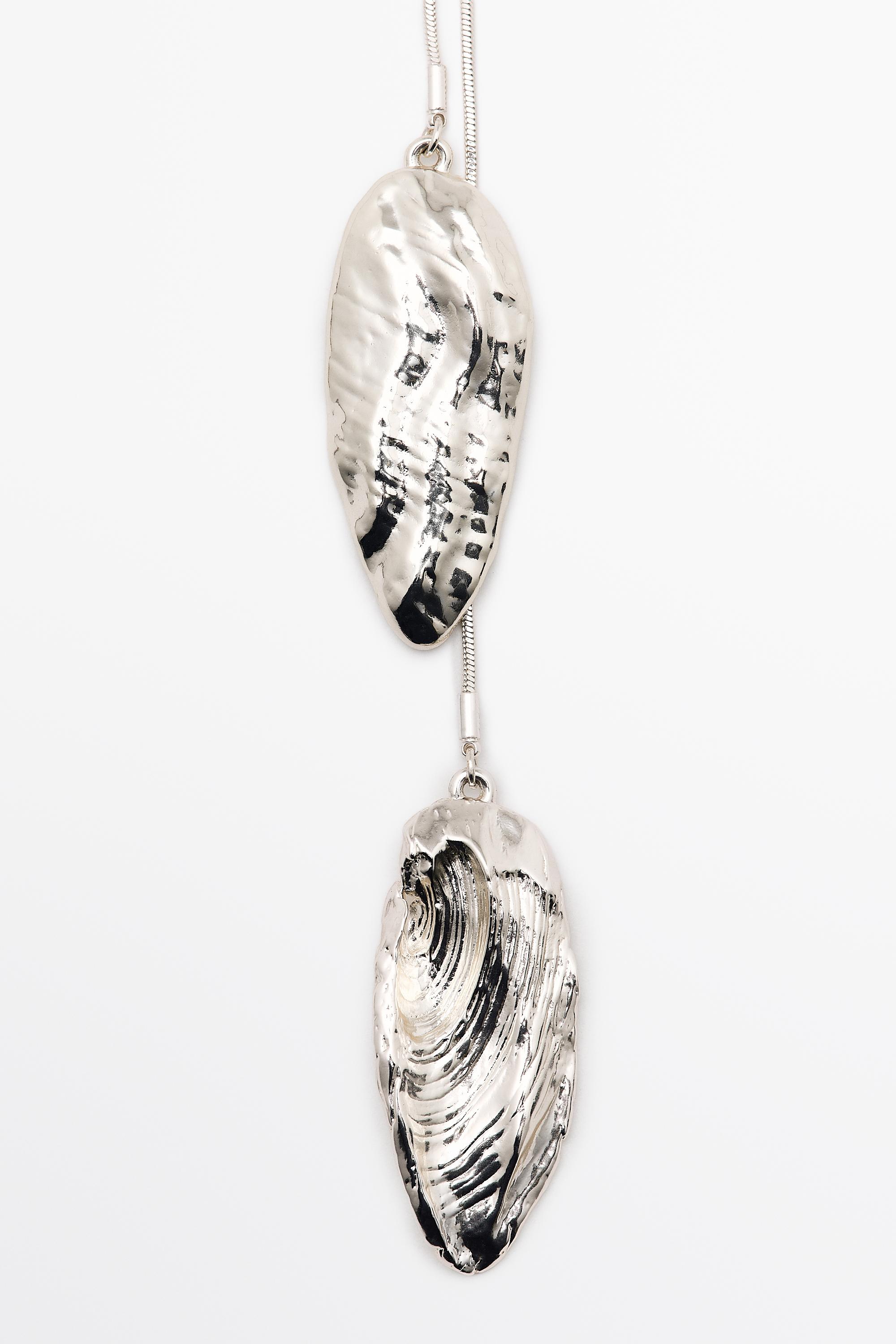 Adjustable necklace with textured pieces