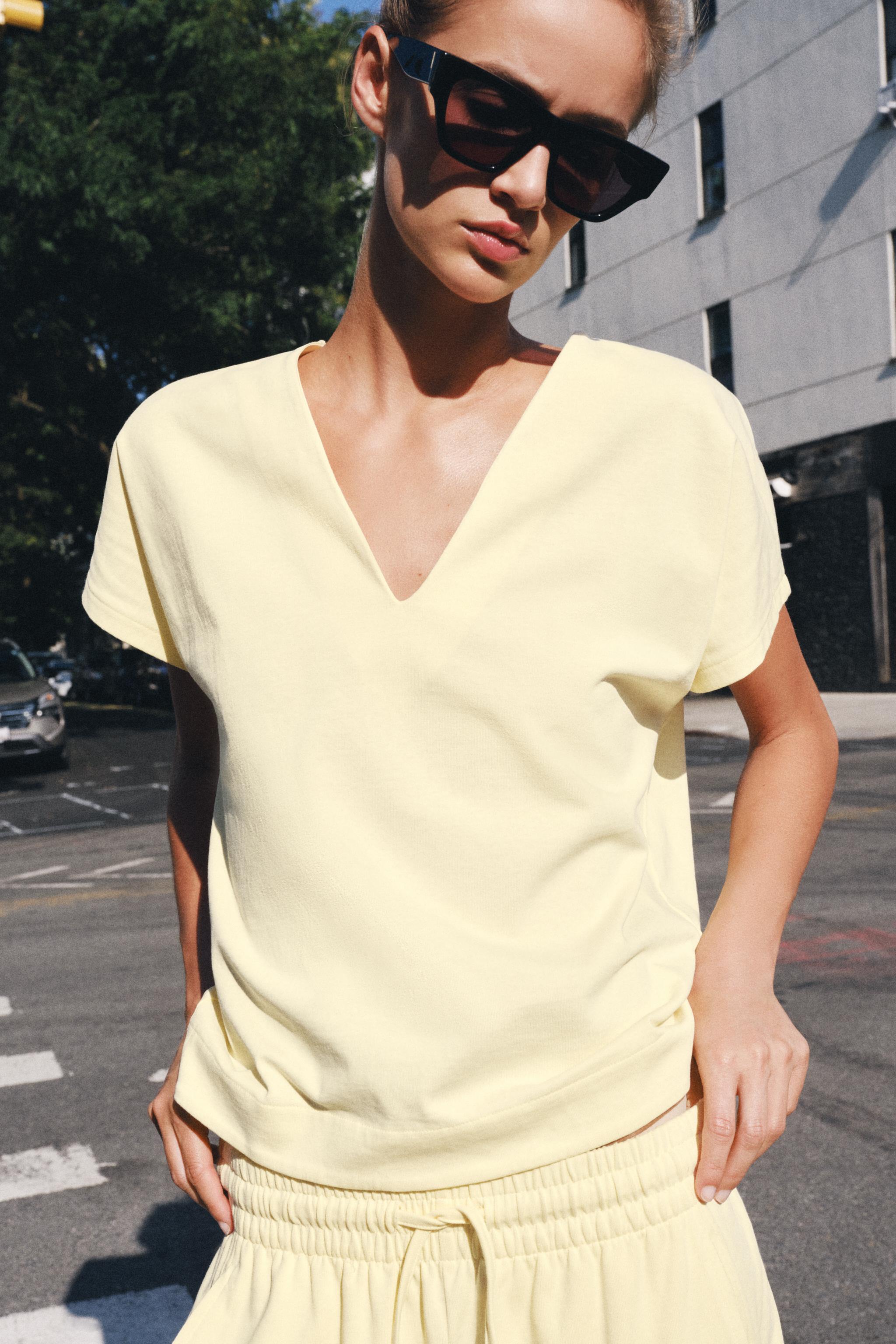 V-NECK T-SHIRT — Yellow