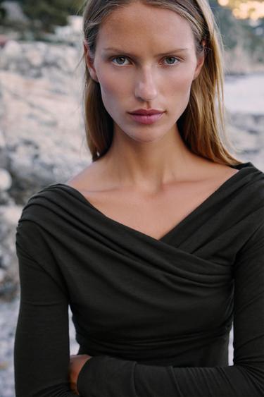 توب درابيه بياقة متقاطعة - أسود الخاص بـ Zara