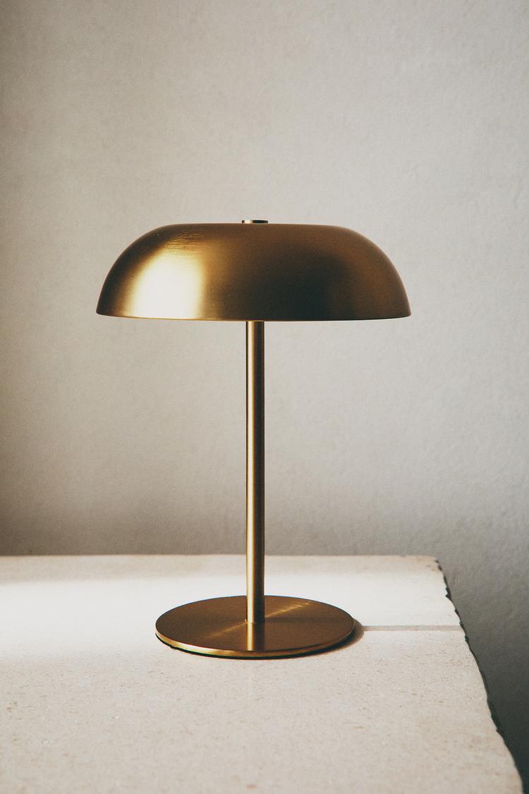 MONOCOLOUR CORDLESS TABLE LAMP — Gold