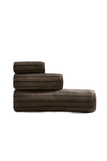 TEXTURED STRIPED VELOUR BATH TOWEL - Dark mink by Zara