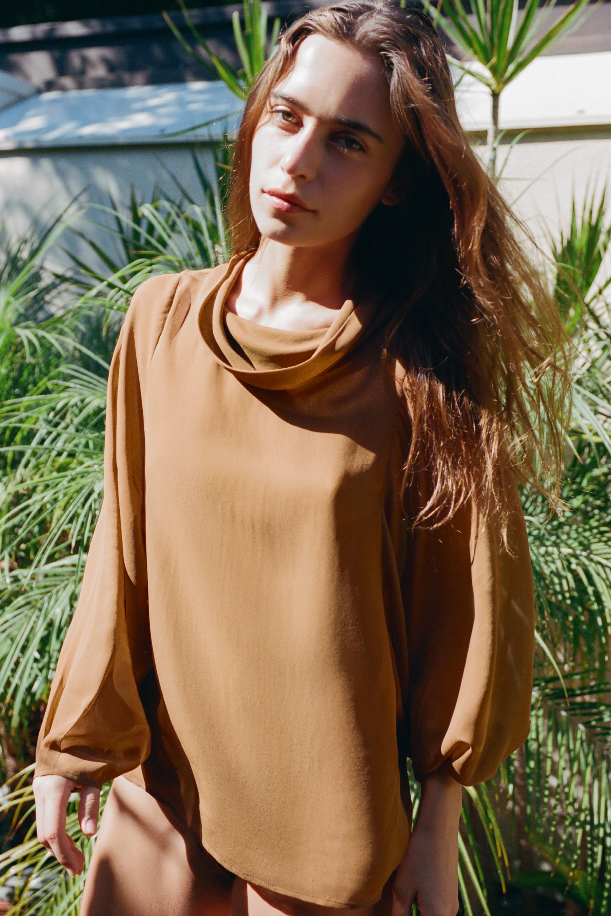 MINIMAL BLOUSE WITH FLUID NECKLINE