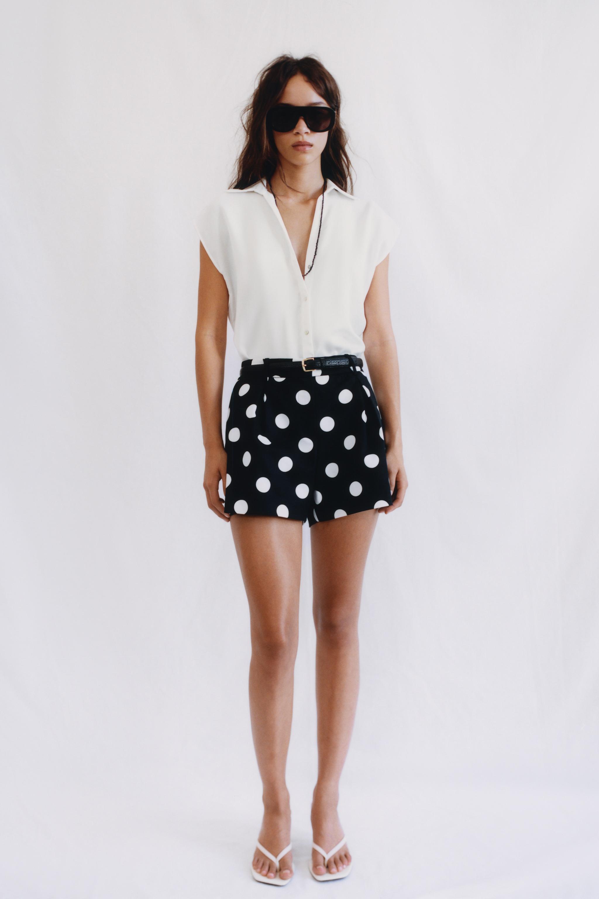 POLKA DOT BELTED PLEATED SHORTS — Black / White