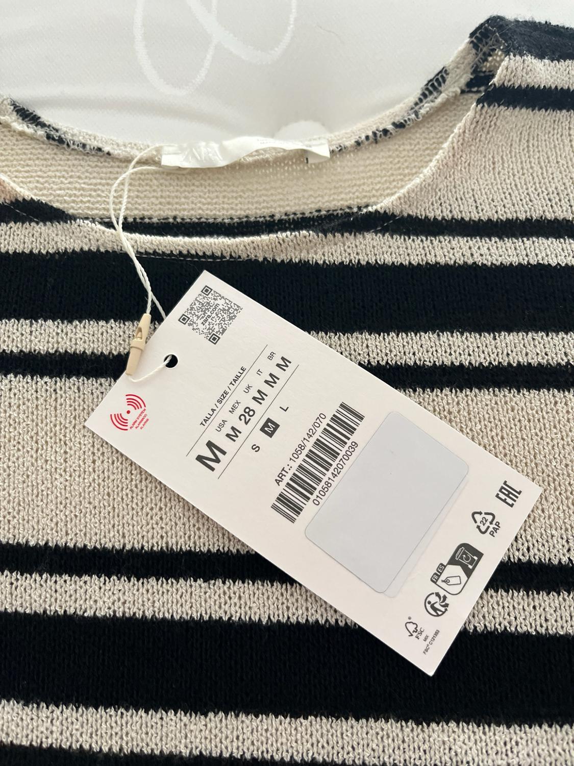 Ριγέ πουλόβερ με ετικέτα: ΜΕΓΕΘΟΣ / SIZE / TAILLE USA MEX UK IT BR M M 28 M M M S M L ΚΩΔ.: 1058/142/070 01058142070039