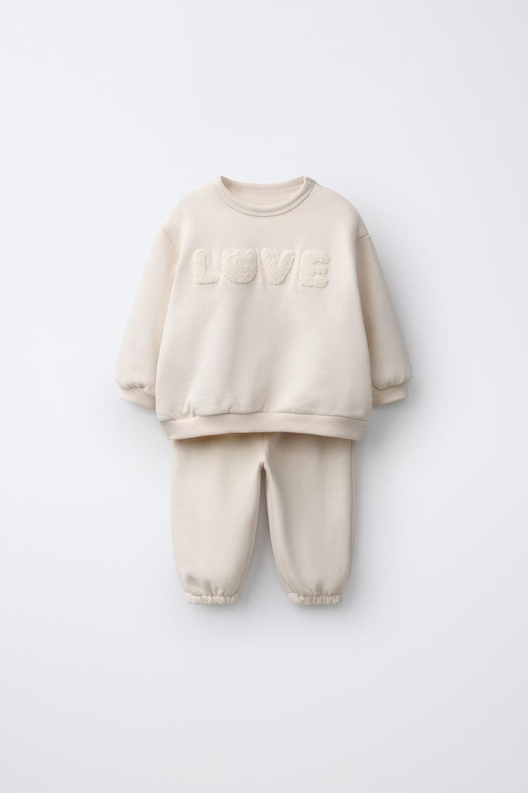 CONJUNTO SUDADERA Y PANTALÓN JOGGER PARCHE RIZO