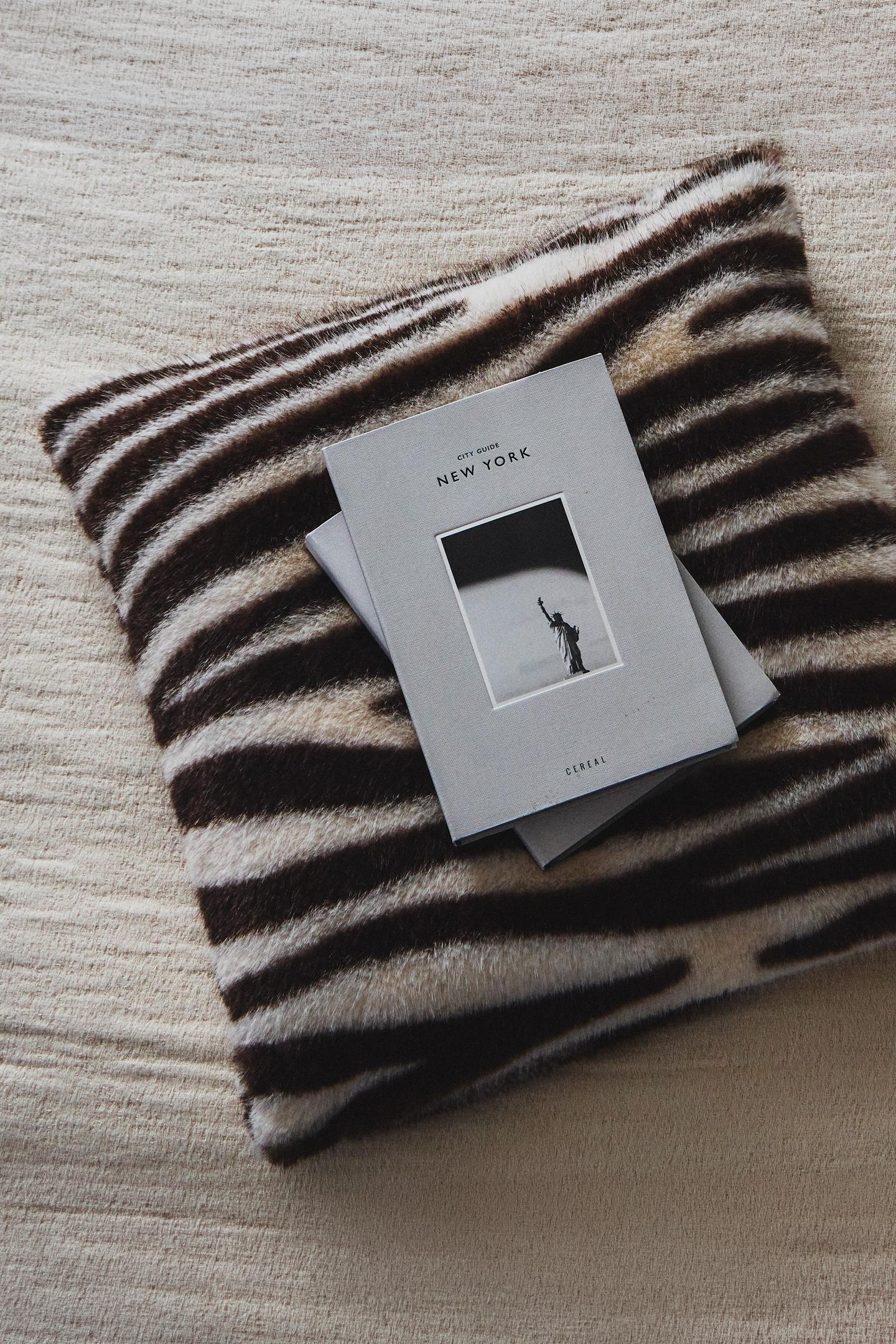 Подушка Zara Zebra Fur Throw Pillow Cover, цвет: Зебра — фото 5