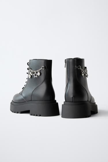 BOTTINES À LACETS ET CHARMS - Noir de Zara - Image 6