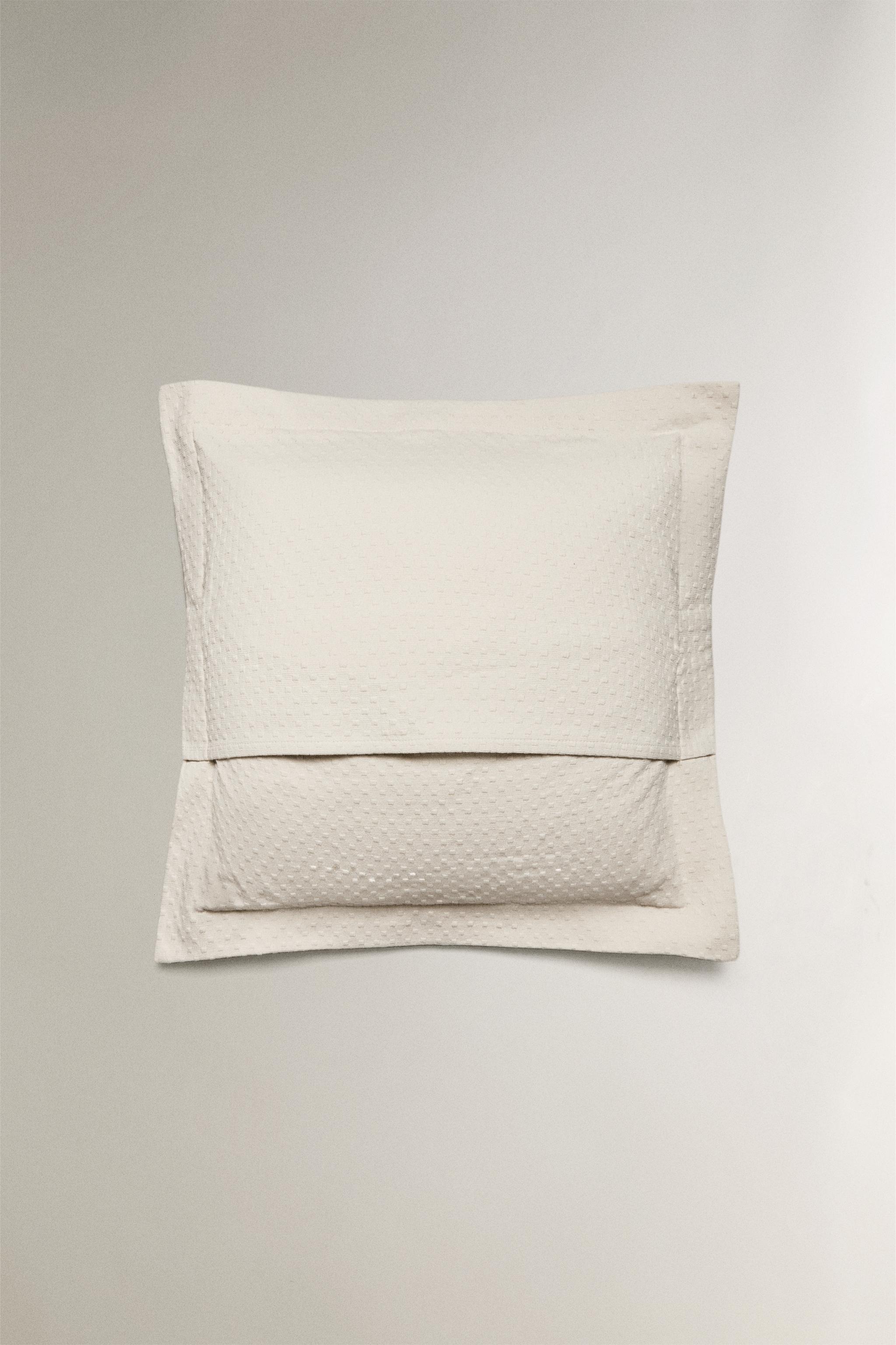 THROW PILLOW COVER WITH POLKA DOT DESIGN