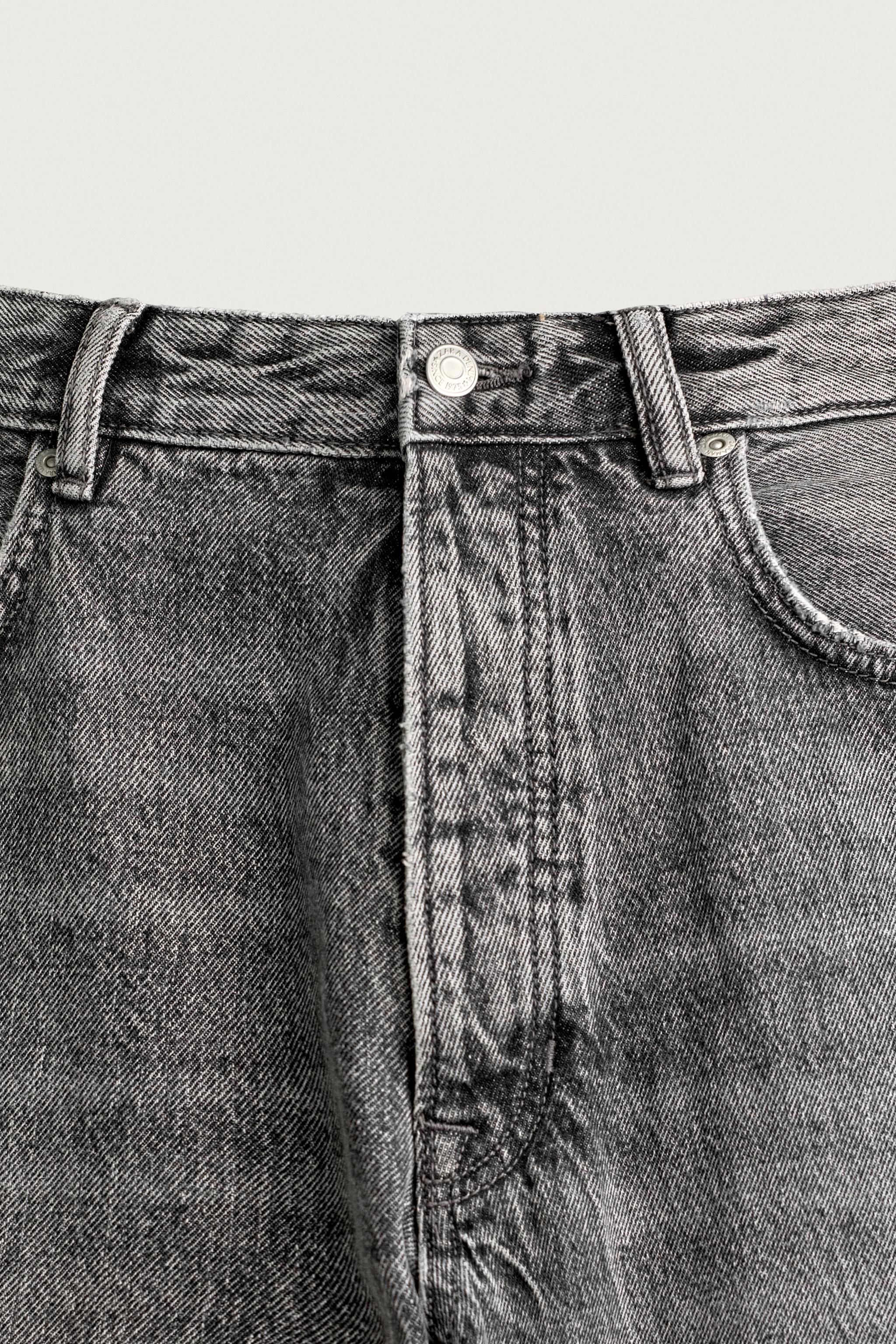 LOOSE-FIT JEANS