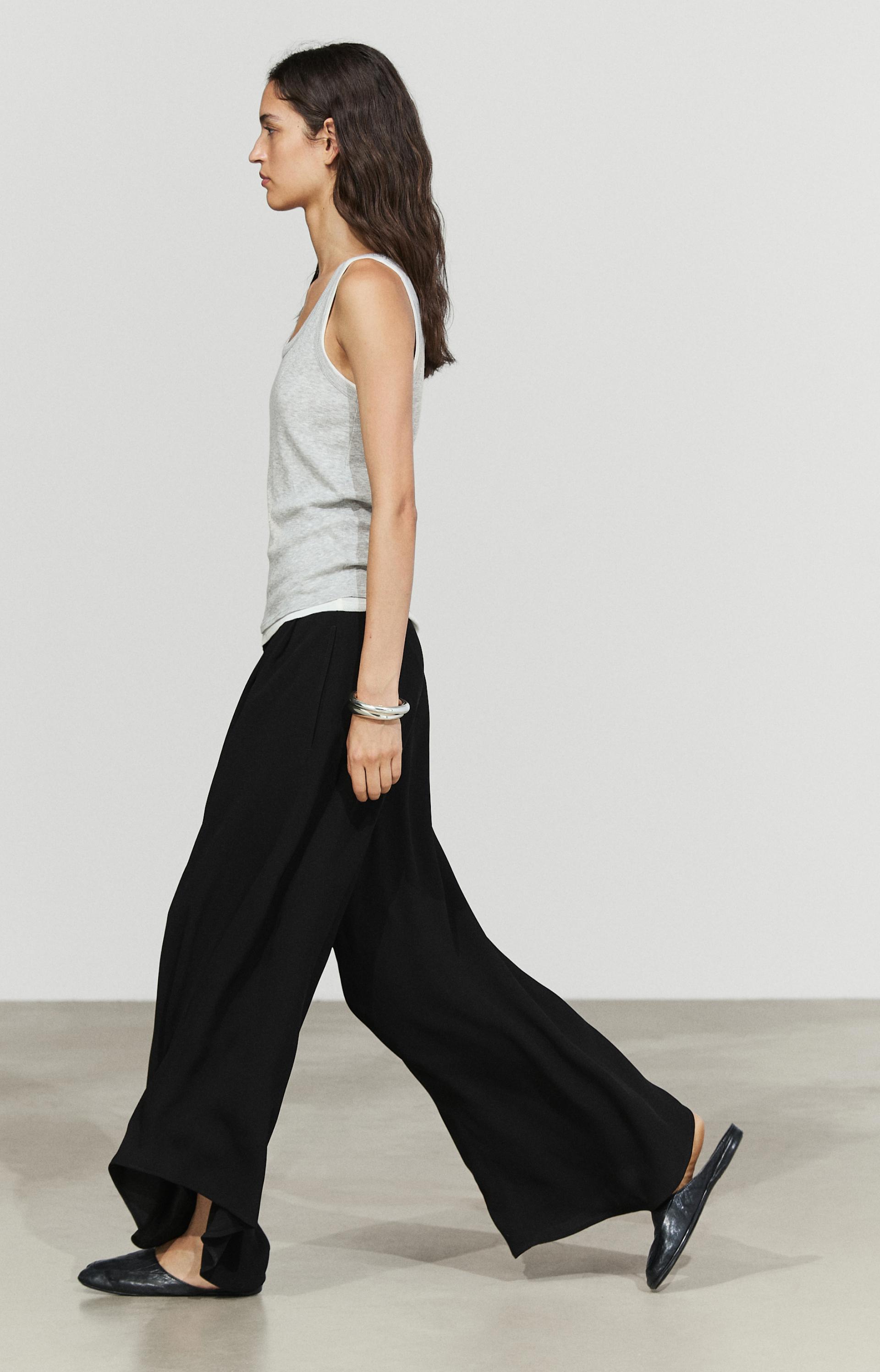 Voluminous wide-leg pleated pants — Black