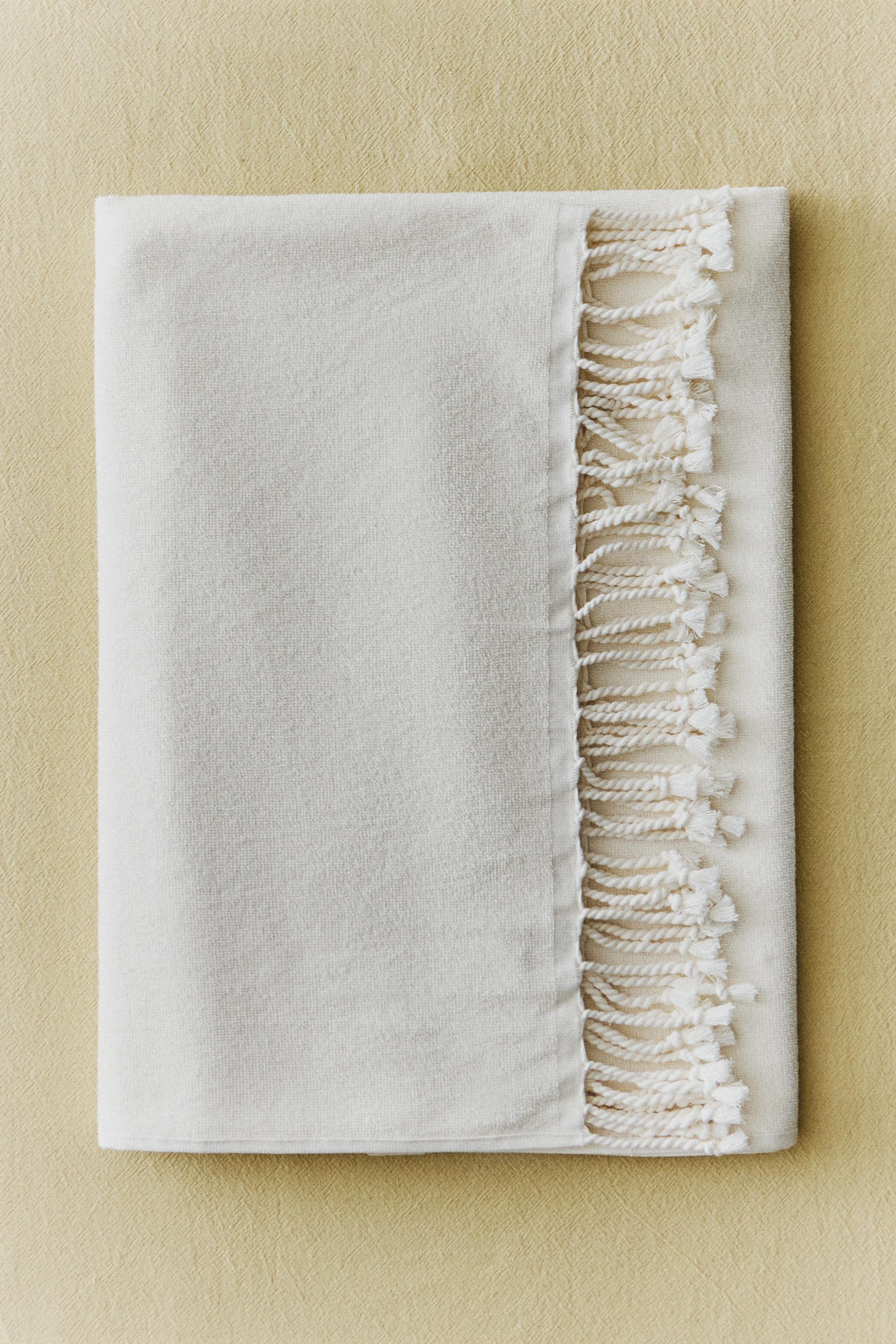 COTTON BEACH TOWEL WITH FRINGE — Ivory