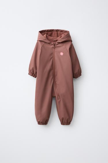 ПРОРЕЗИНЕННЫЙ КОМБИНЕЗОН WATER RESISTANT С ЦВЕТОЧНЫМ ПРИНТОМ — СЛИВОВЫЙ от Zara