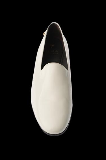 MOCASÍN PIEL ACHAROLADO WILLY CHAVARRIA X ZARA - Blanco Crudo de Zara