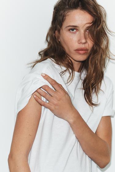T-SHIRT EN COTON À MANCHES COURTES - Blanc de Zara - Image 2