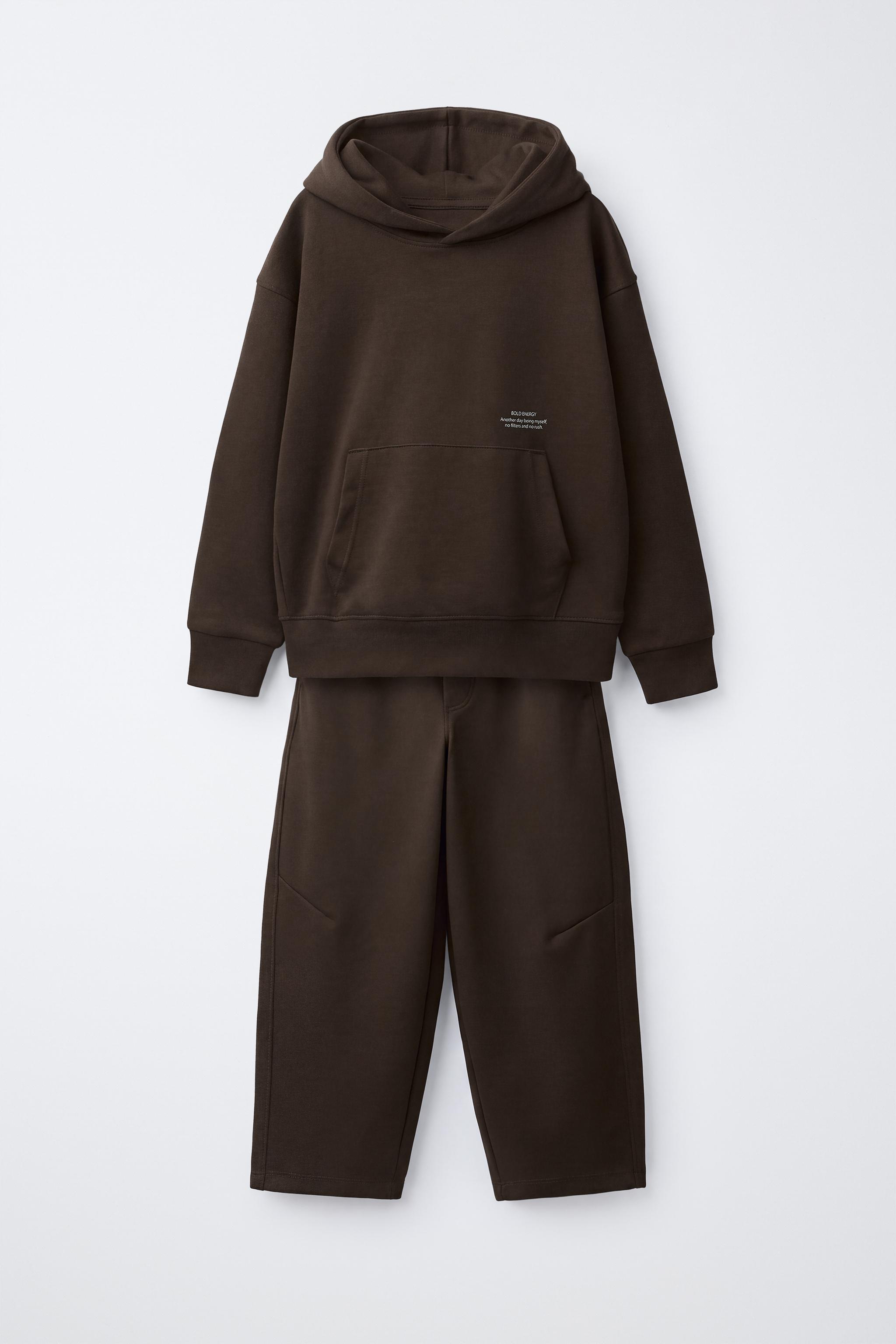 CONJUNTO SUDADERA CAPUCHA Y PANTALÓN INTERLOCK TEXTO