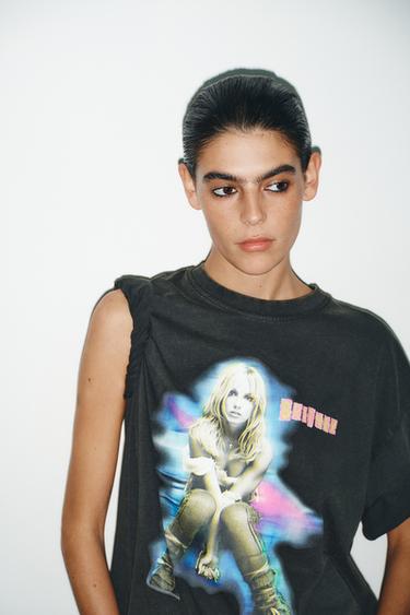 T-SHIRT EFFET DÉLAVÉ BRITNEY SPEASRS© - Gris anthracite de Zara - Image 1