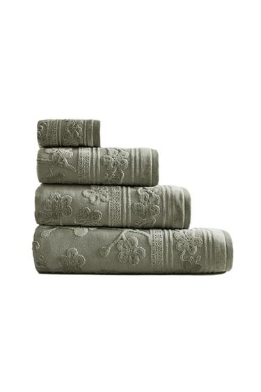 منشفة حمام بأزهار جاكار - أخضر الخاص بـ Zara