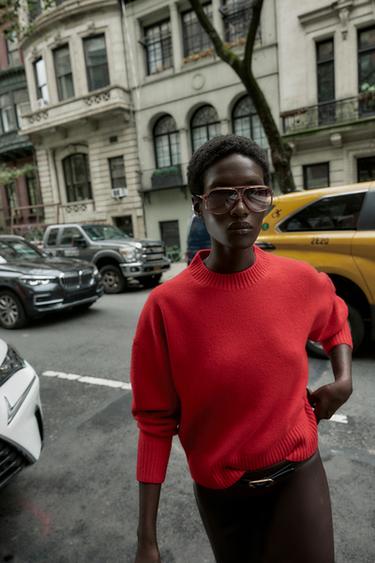 PULL DOUX EN MAILLE UNIE - Rouge soutenu de Zara - Image 2
