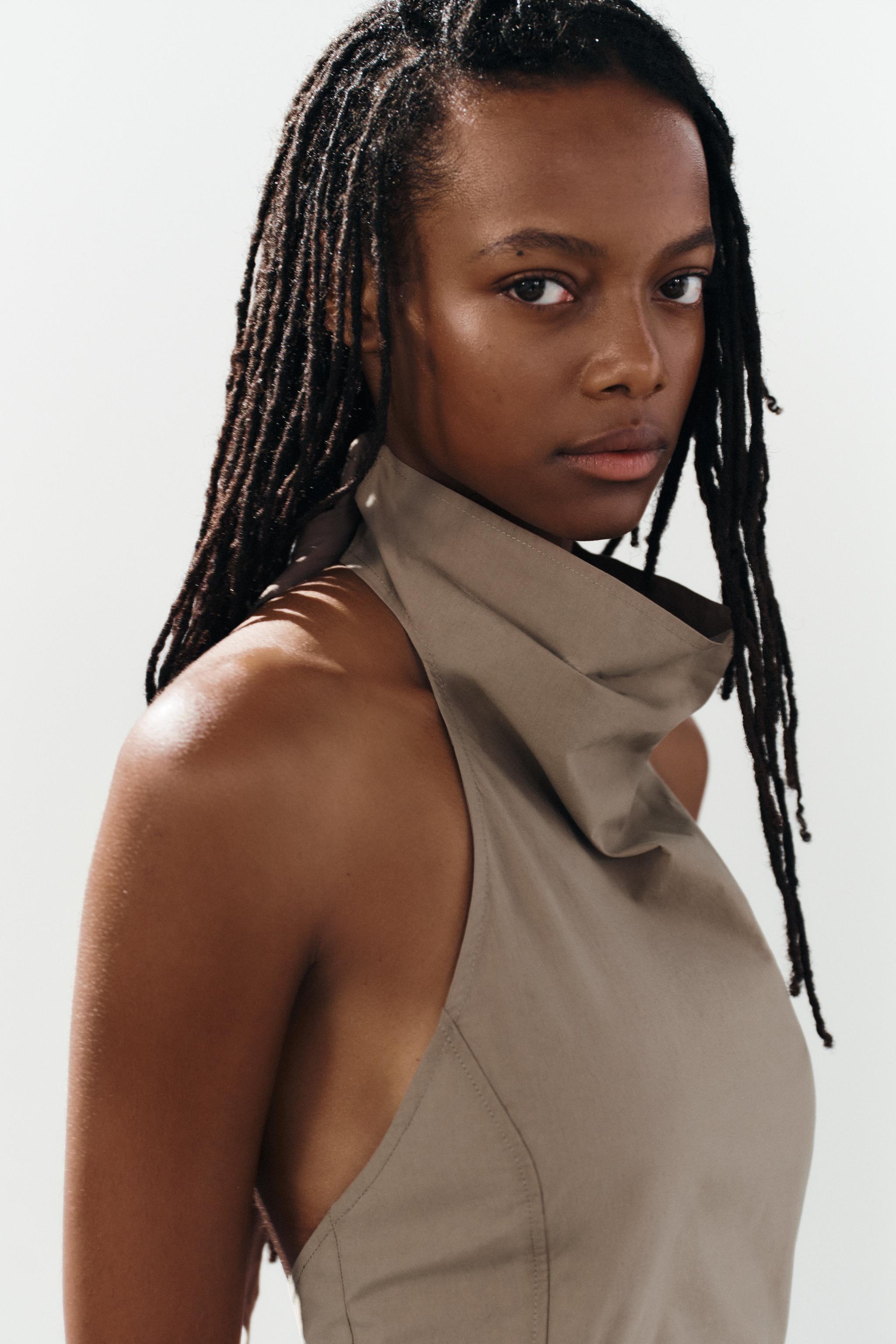 ROBE MI-LONGUE HALTER À BOUCLE