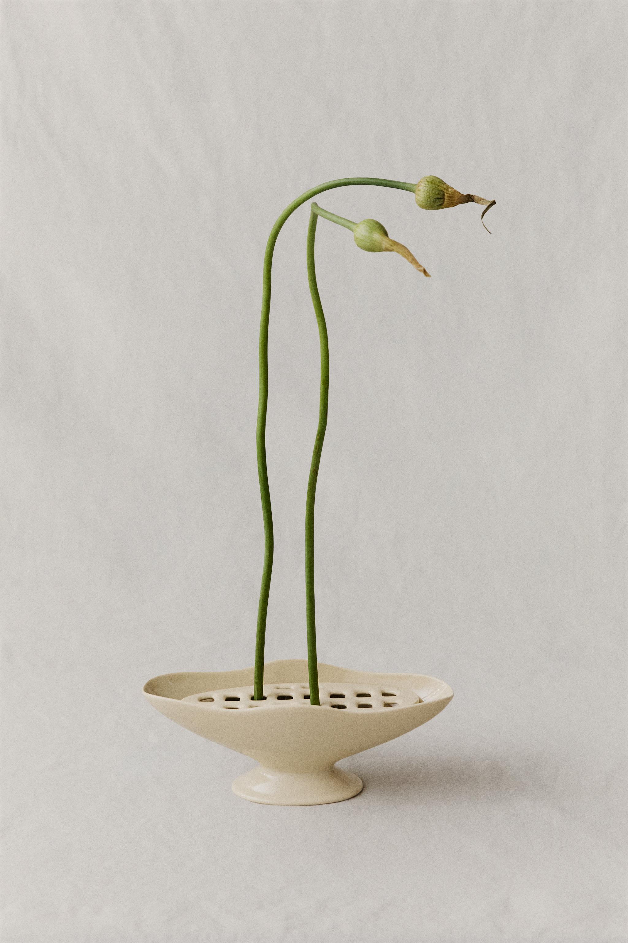 SMALL OVAL WAVY VASE | STUDIO MARY LENNOX