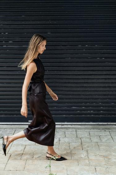 JUPE MI-LONGUE MATIÈRE SYNTHÉTIQUE - Marron de Zara - Image 2