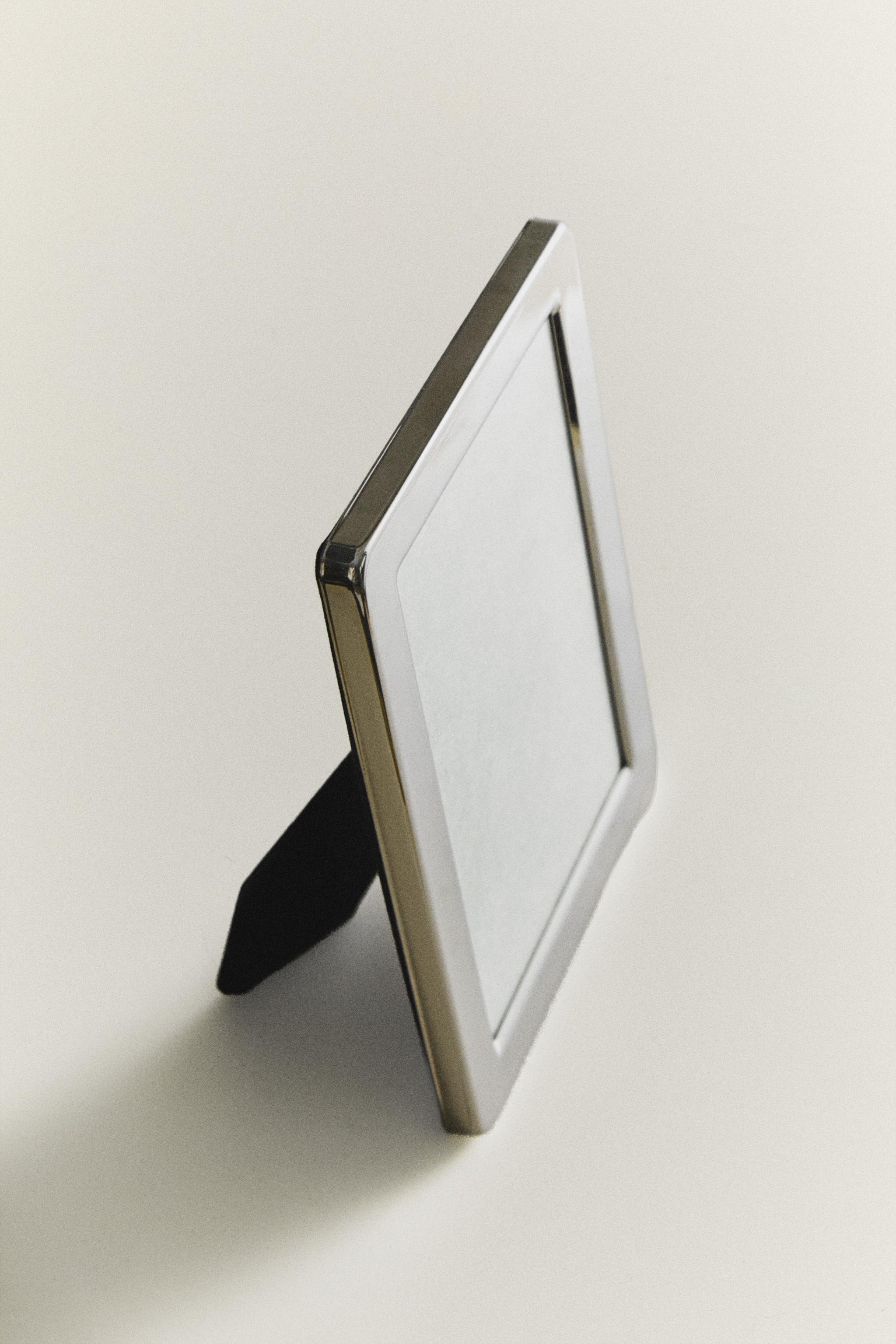 ROUND-EDGED METAL PICTURE FRAME
