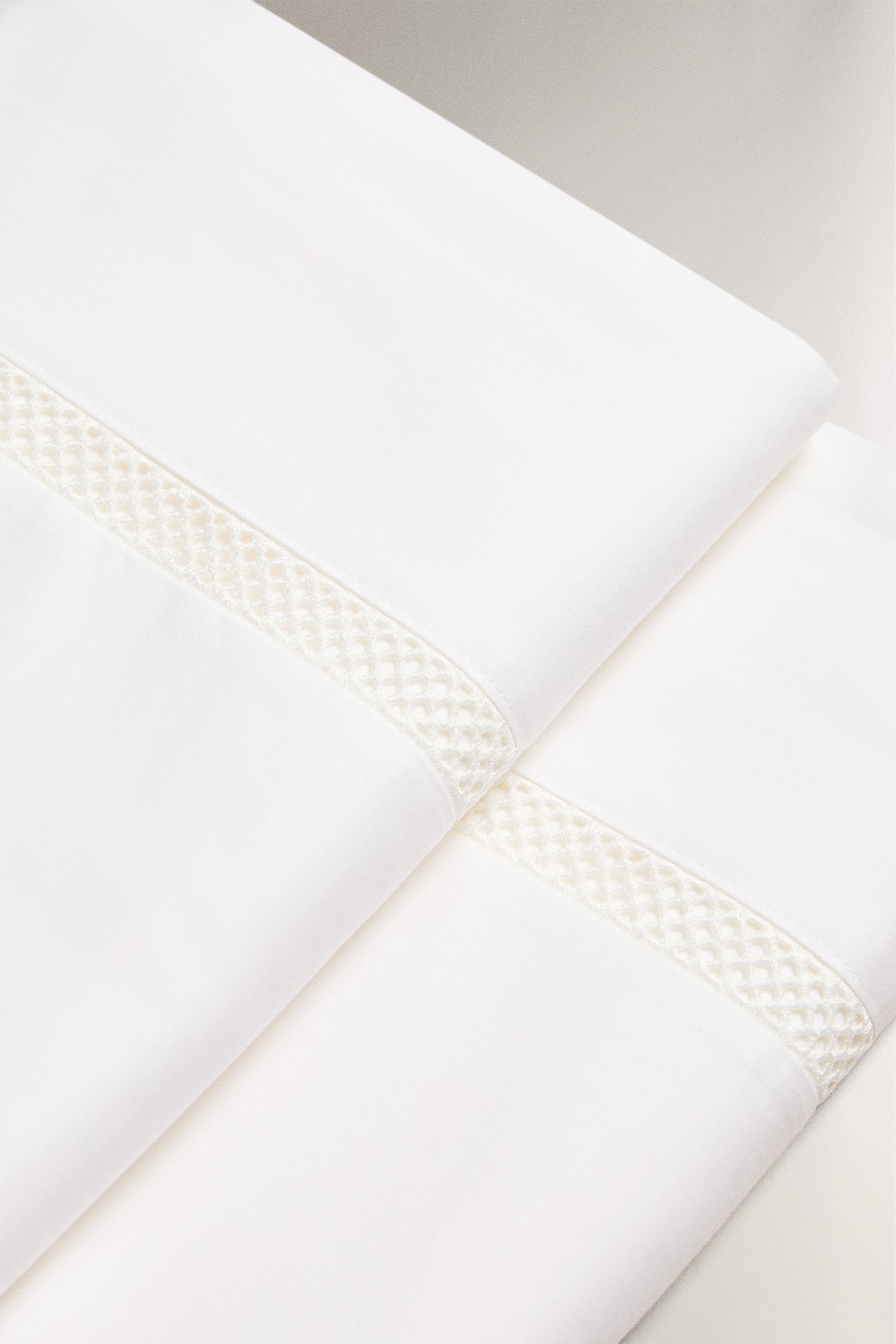 DRAP PLAT SATIN BRODERIE JOUR ÉCHELLE