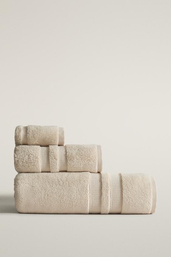 EXTRA SOFT DOUBLE BORDER BATH TOWEL - Light sand by Zara - Image 0