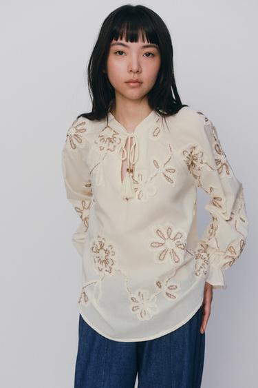 刺繍入りストラクチャーブラウスエクリュZaraの刺繍入りストラクチャーブラウス - エクリュ