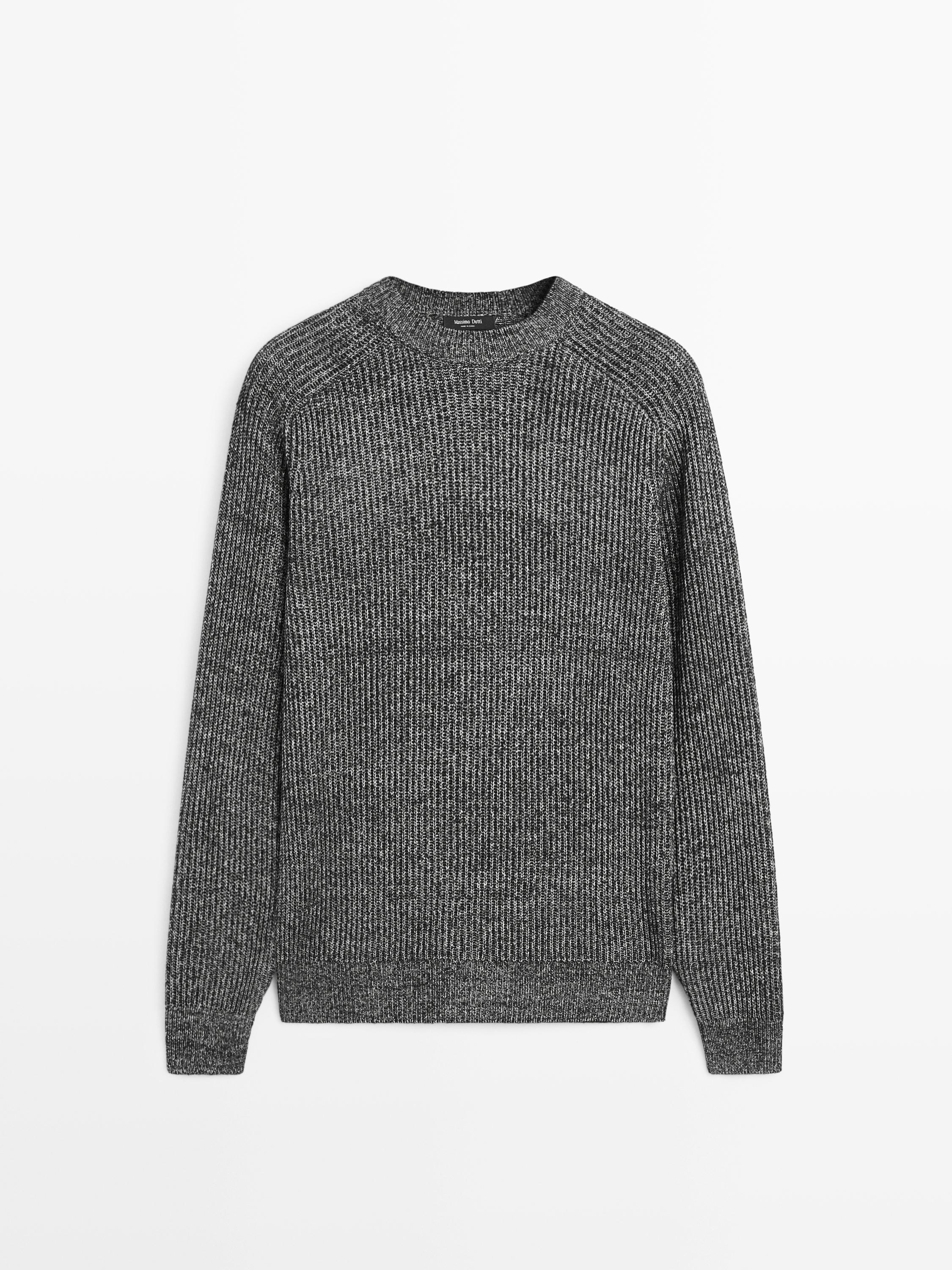Two-tone knit sweater with raglan sleeves