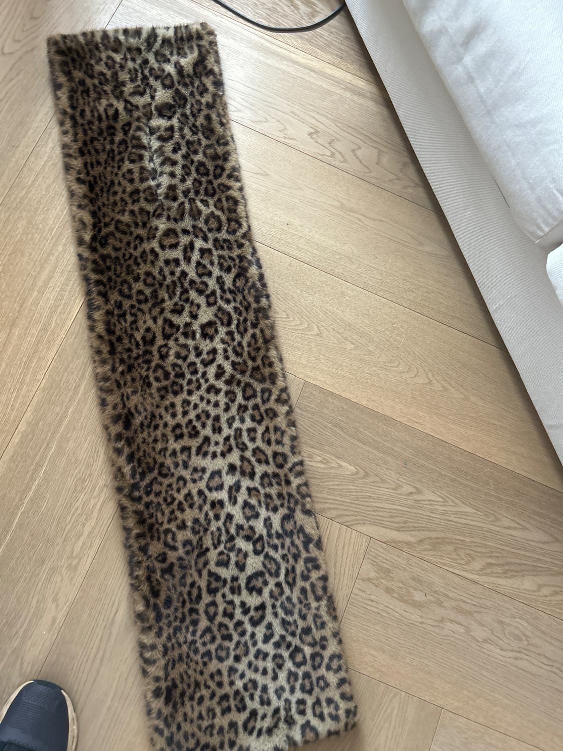 Μakriá kaškol me leopardé schéma aplomené se anachrof̱ mécho̱ṟi̱ dimplá se lefko̱ kanapé.