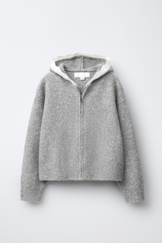 GILET EN MAILLE À CAPUCHE ET DÉTAILS VIFS EN CROCHET