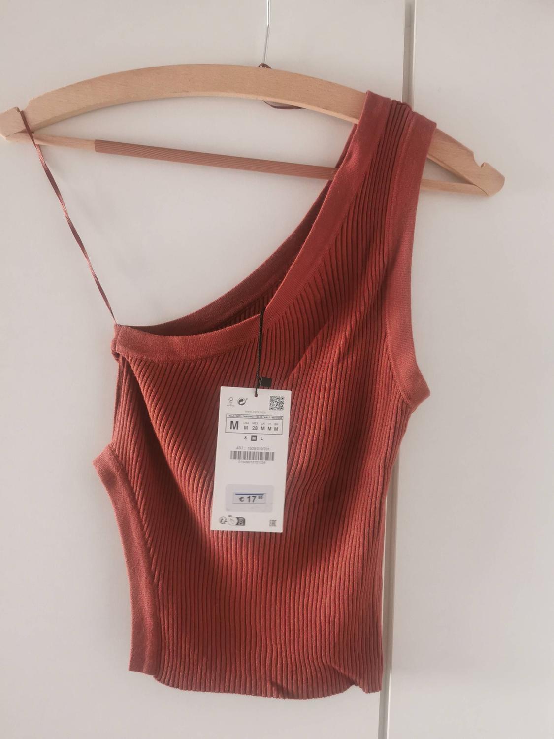 KNIT TOP WITH SIDE CUT-OUT DETAIL - Image 3