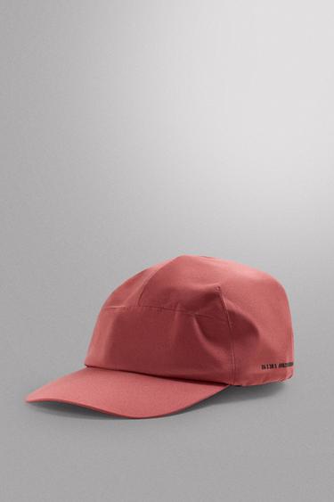 SHELL TECHNICAL CAP - Dark pink by Zara