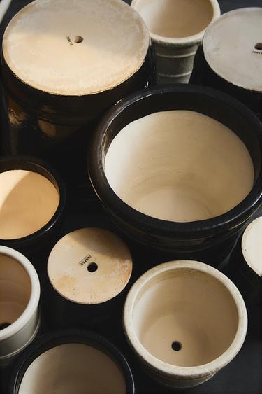 CERAMIC GARDEN POT - Cream by Zara