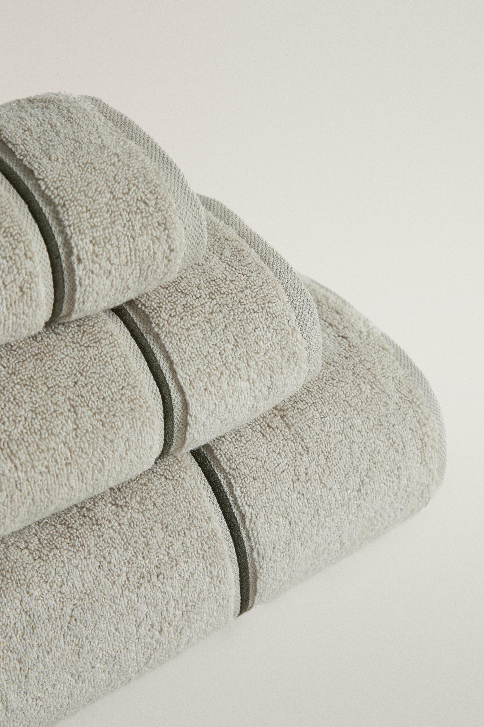 BATH TOWEL WITH EMBROIDERED SCALLOPED EDGE