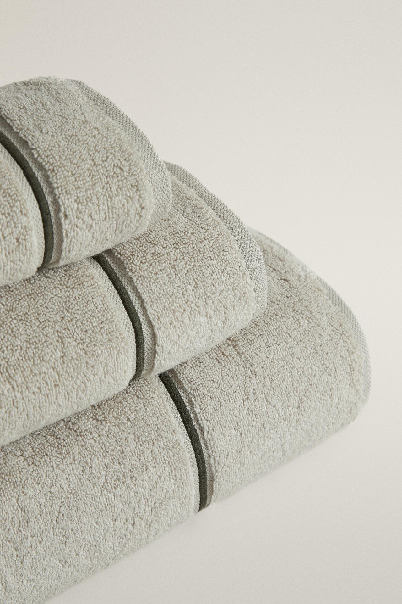 BATH TOWEL WITH EMBROIDERED SCALLOPED EDGE — Greenish
