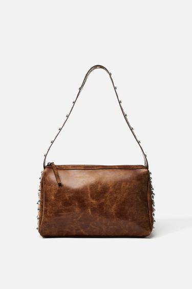METAL APPLIQUÉ SHOULDER BAG - محمِر داكن الخاص بـ Zara
