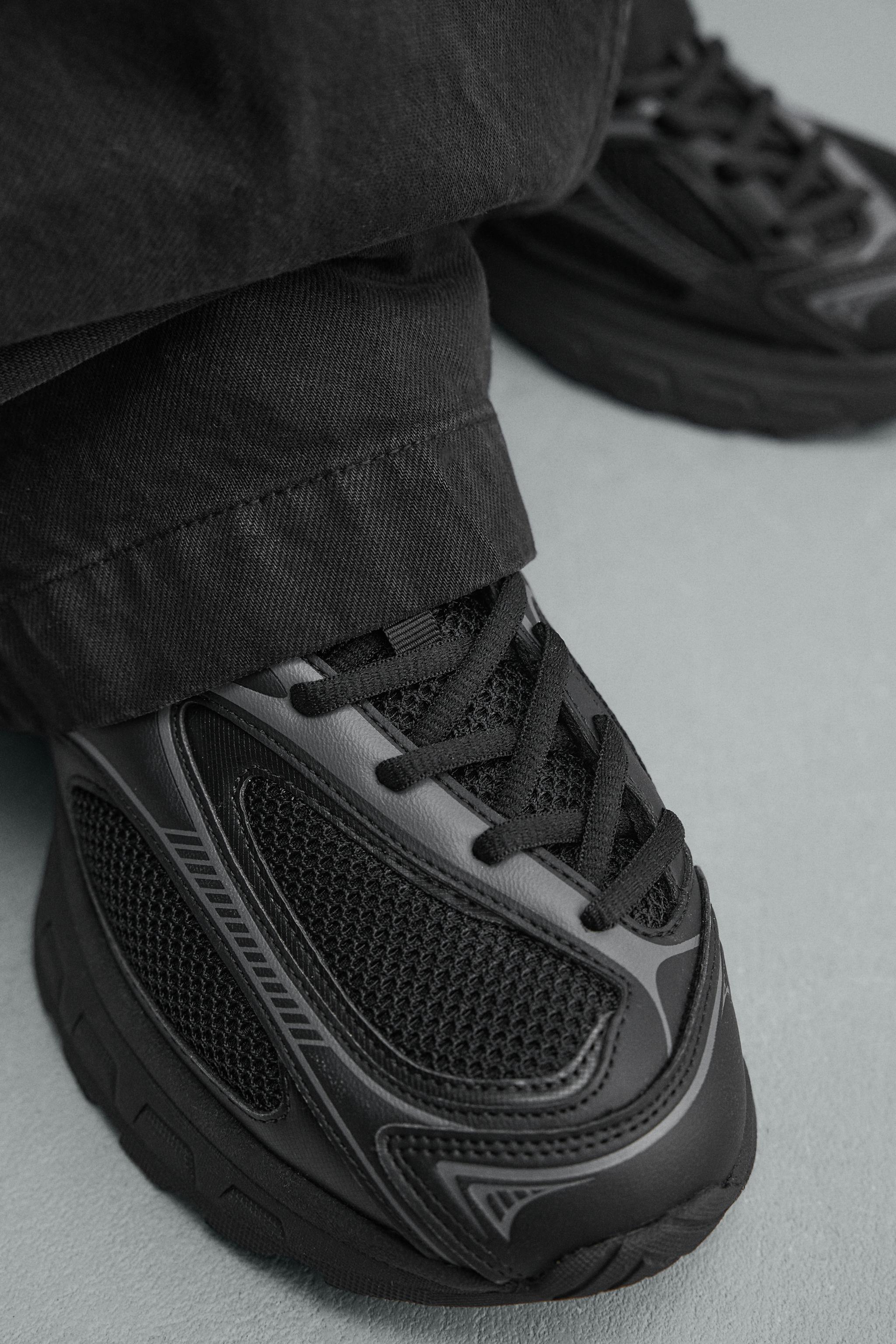 CHUNKY SOLE SNEAKERS