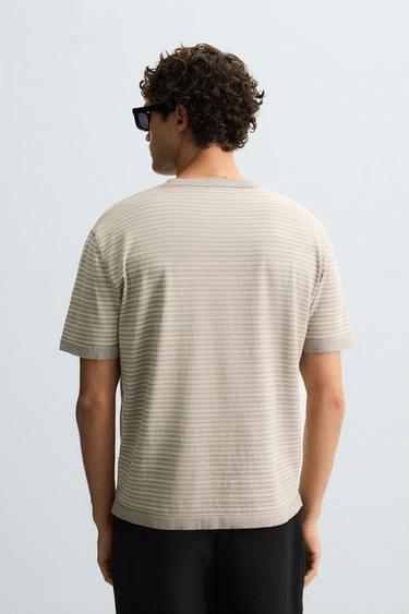 T-SHIRT EN MAILLE COTON ET LIN RAYÉ - Gris / Beige de Zara - Image 2