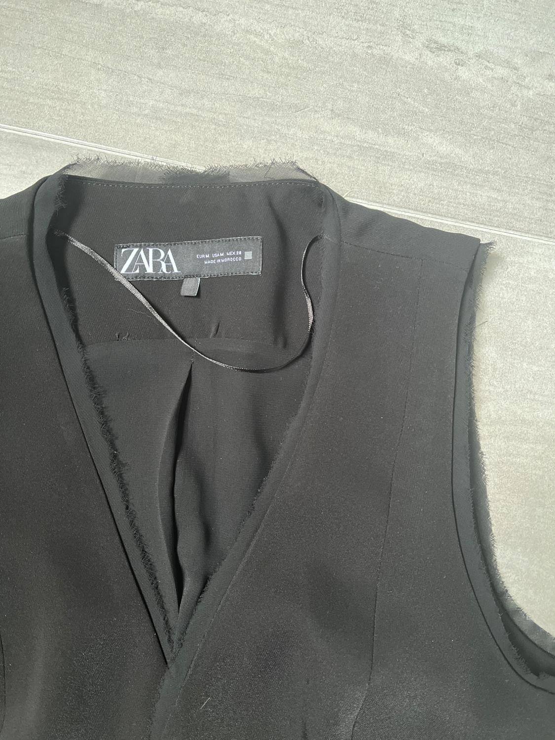 WAISTCOAT WITH CONTRAST DETAIL - Image 2